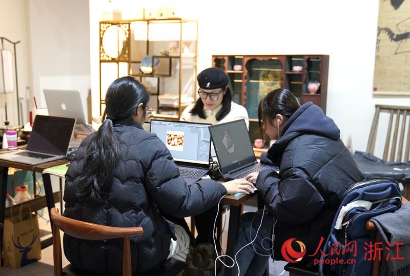入駐龍泉市青創(chuàng)園的青年人才。人民網(wǎng)方彭依夢