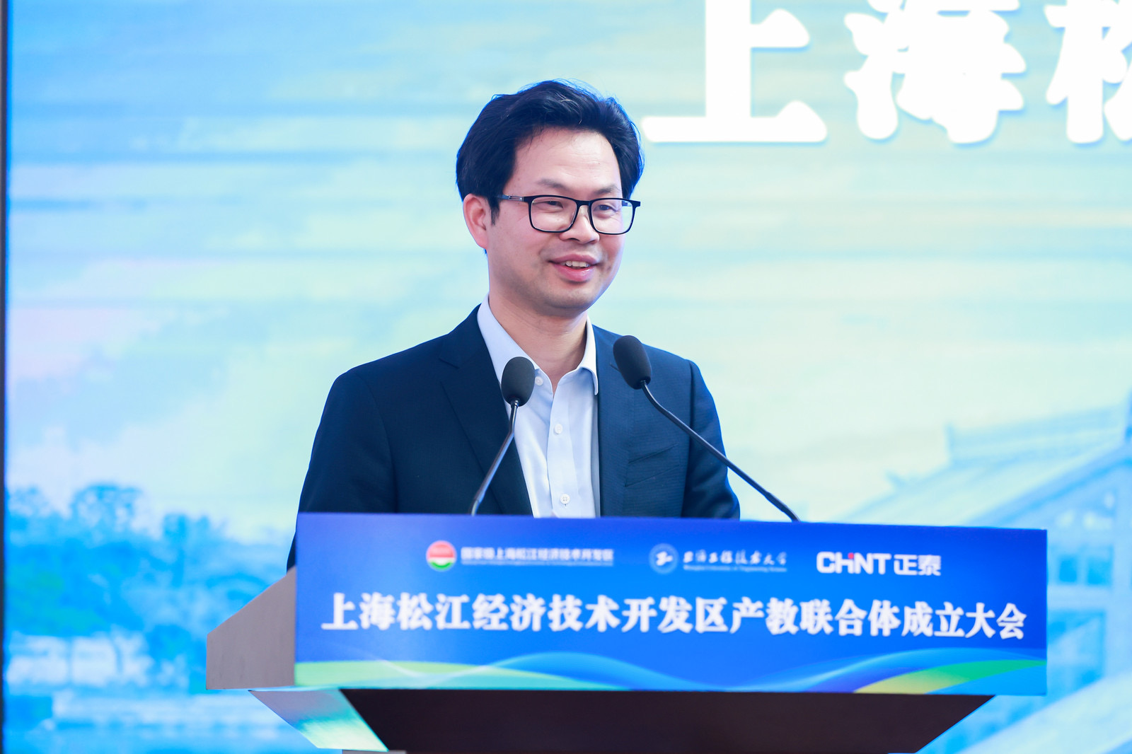 图12高技校董事长郑树彬介绍产教联合体.jpg 图12高技校董事长郑树彬介绍产教联合体.jpg