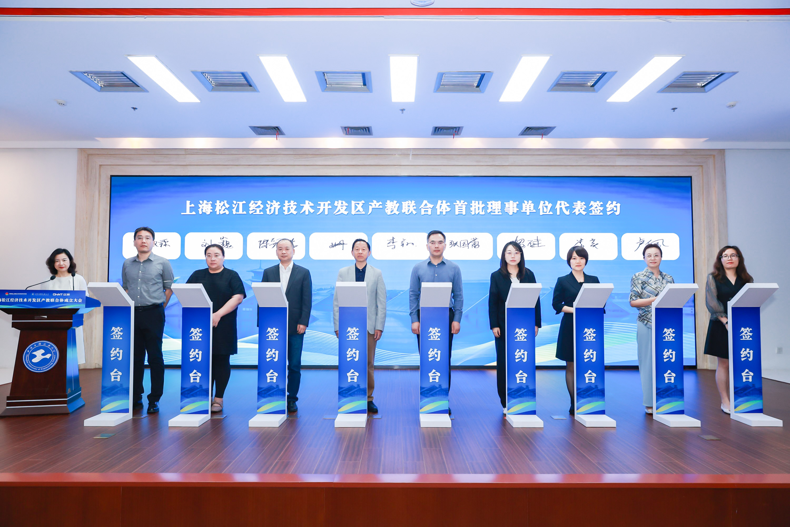 图8理事单位代表签约.jpg 图8理事单位代表签约.jpg