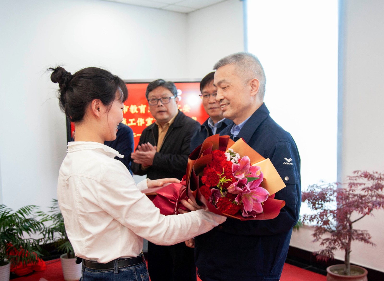 员工代表向胡双钱导师献花(1).jpg 员工代表向胡双钱导师献花(1).jpg