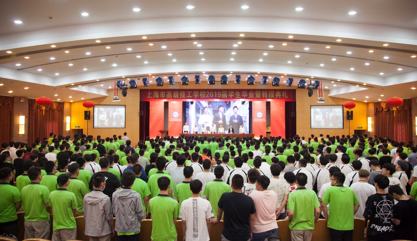 歌唱《我和我的祖国》(1).jpg 歌唱《我和我的祖国》(1).jpg