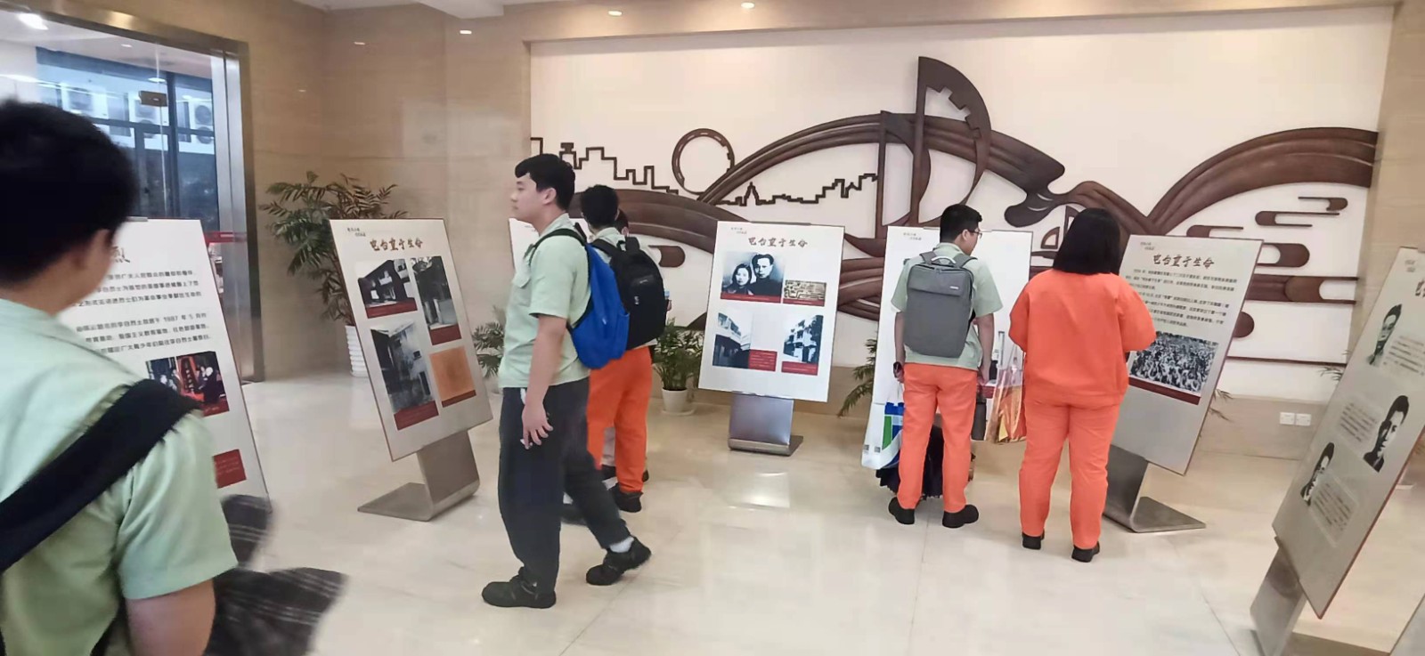 观看展览1.jpg 观看展览1.jpg