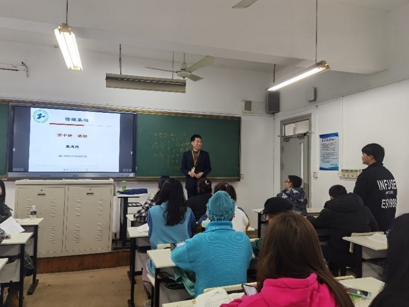 袁建昌上课照片.jpg 袁建昌上课照片.jpg